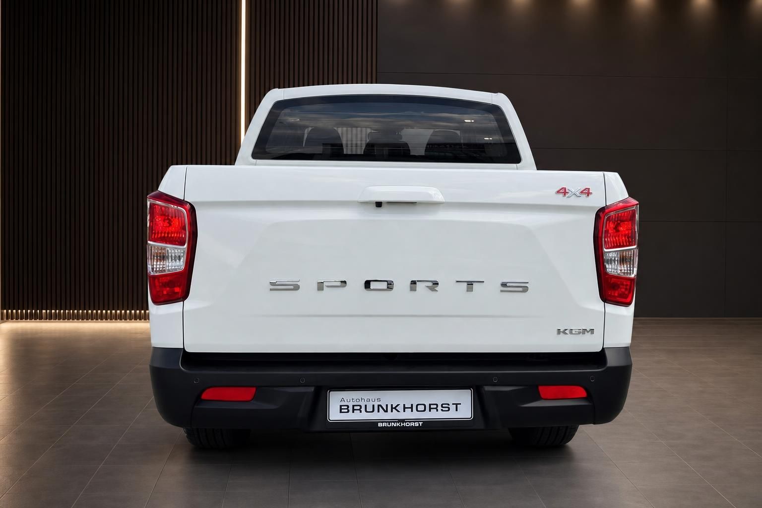 Heckansicht weißer Sports Pickup-Truck 4x4 KGM - Rückleuchten und Ladepritsche sichtbar