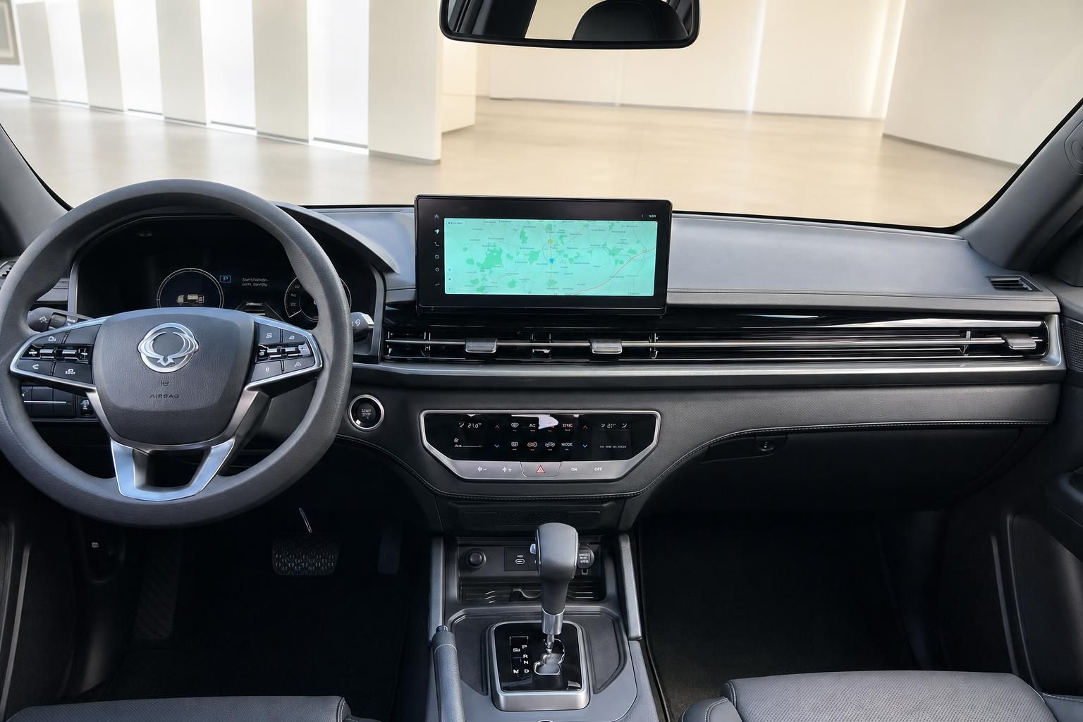 Modernes Fahrzeug-Cockpit mit Navigationssystem, Lenkrad und Automatikgetriebe in dunkler Ausstattung