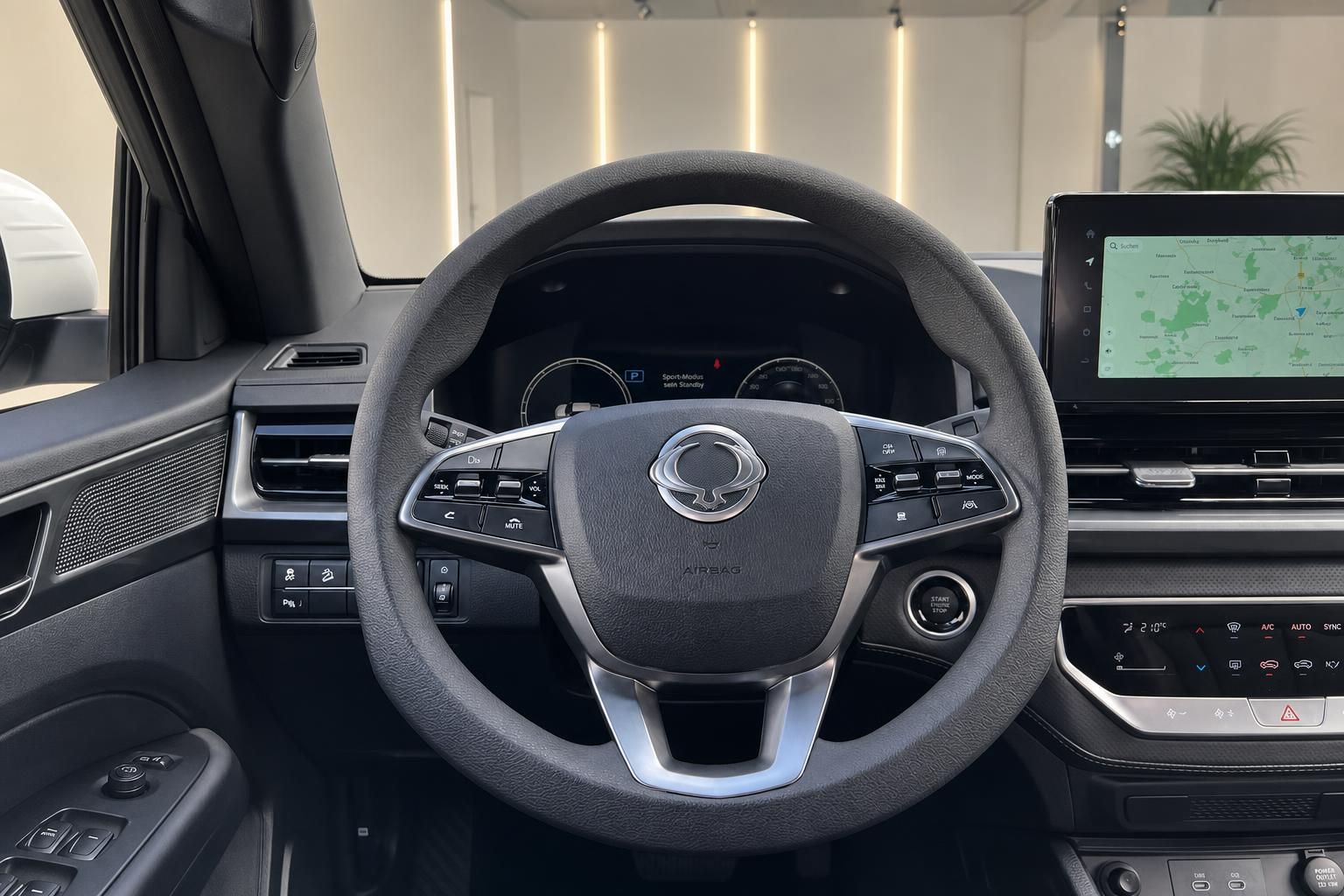 Modernes Fahrzeug-Cockpit mit Lenkrad, Armaturenbrett und Navigationssystem im Innenraum