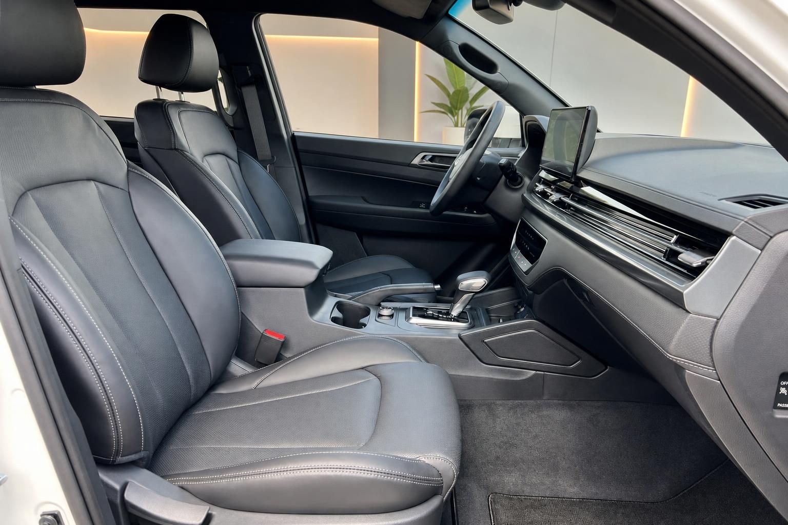 Fahrzeuginnenraum mit grauen Ledersitzen und modernem Dashboard in Premium-Ausstattung
