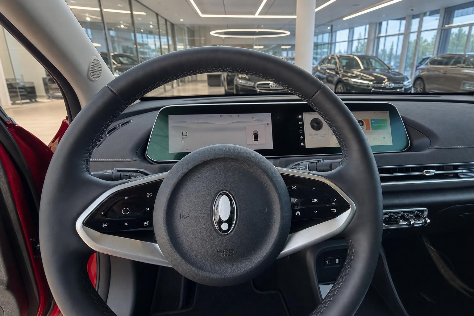 Modernes Cockpit mit digitalem Display und Multifunktionslenkrad - Fahrzeuginnenraum