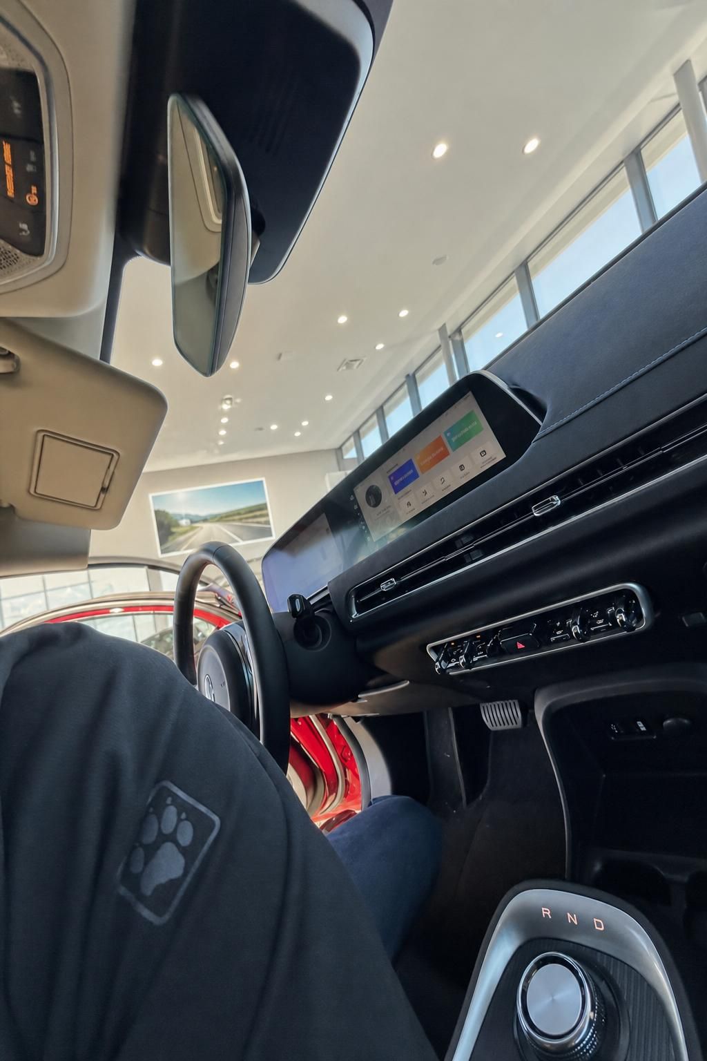 Moderner Fahrzeuginnenraum mit schwarzem Interieur und Touchscreen-Display im Autohaus