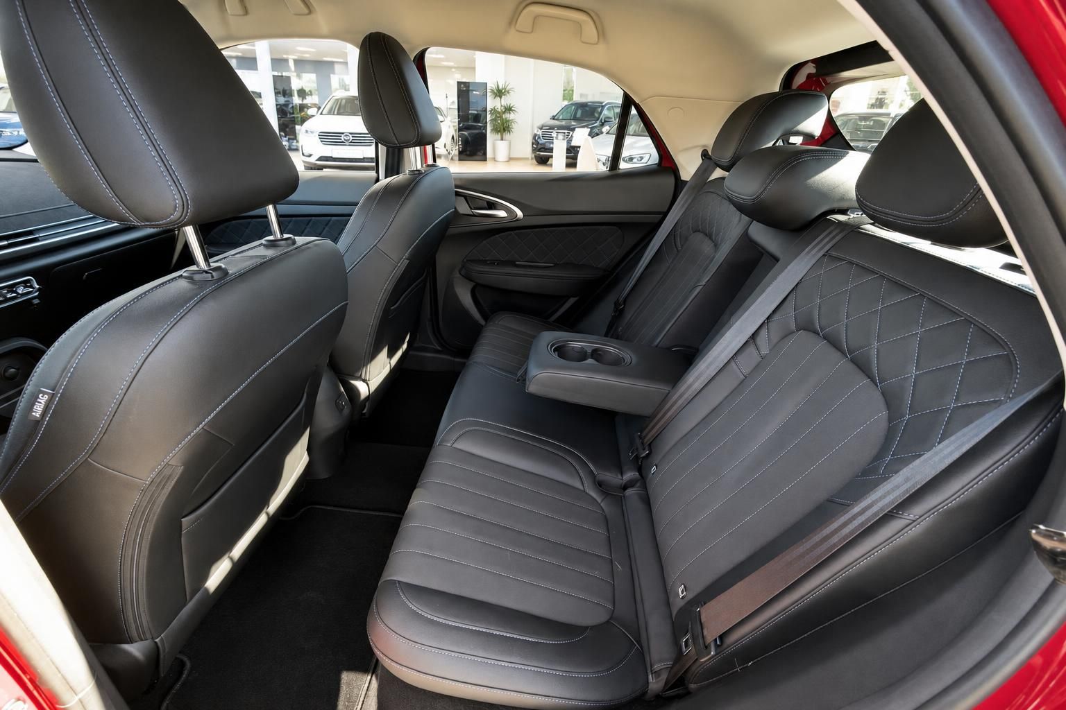 Fond-Innenraum mit schwarzen Ledersitzen und Mittelarmlehne im Autohaus