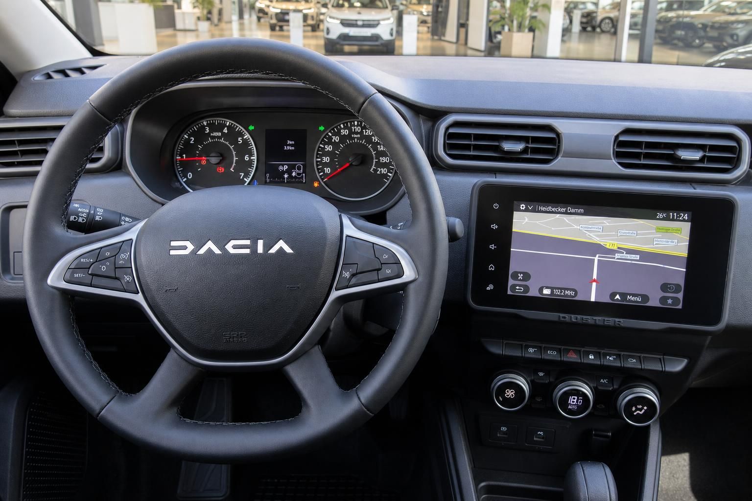 Dacia Cockpit mit Lenkrad, Tacho, Navigationssystem und Klimabedienung im Fahrzeuginnenraum