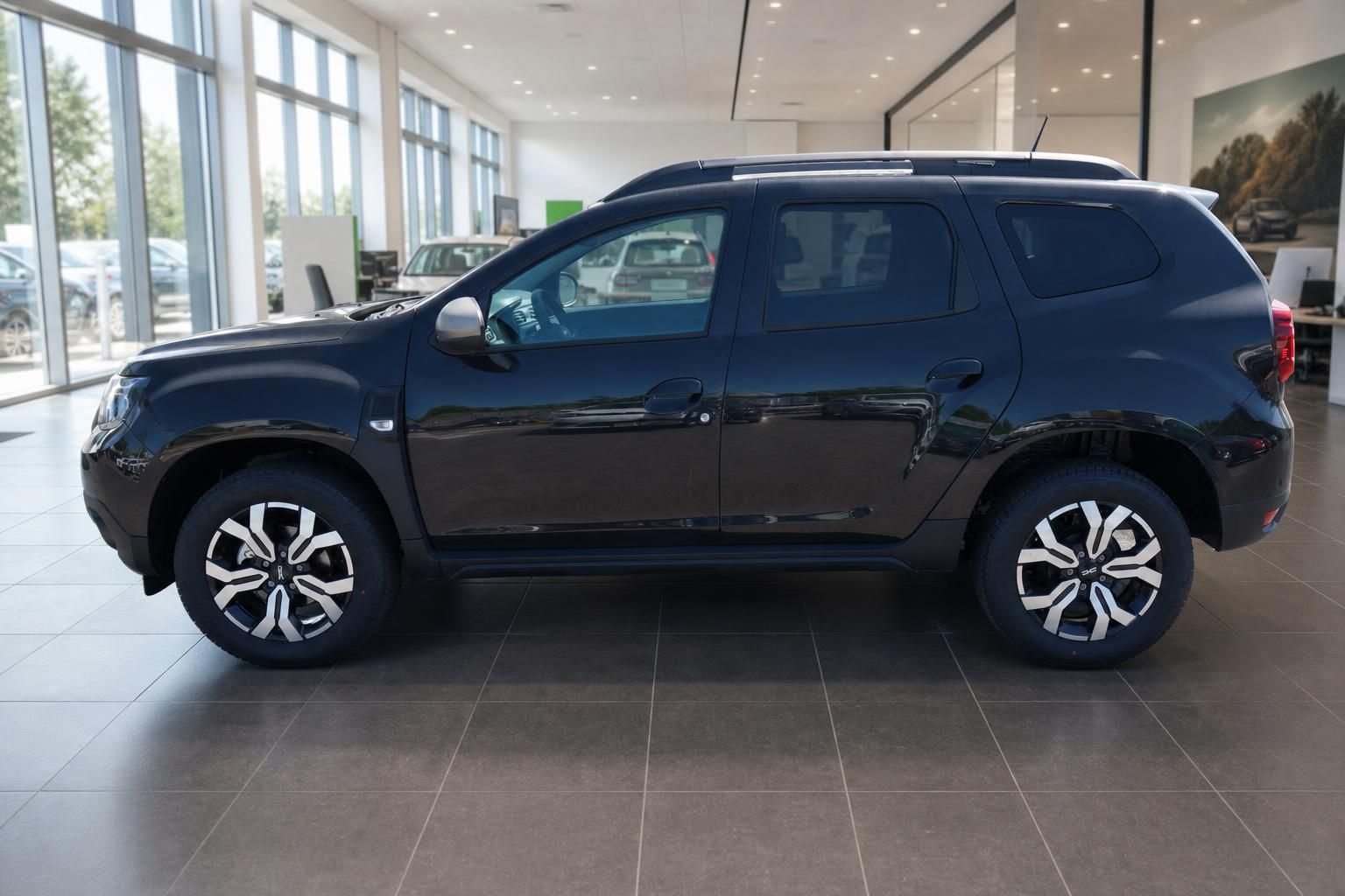 Dacia Duster SUV Seitenansicht grau, Allrad-Fahrzeug im Autohaus