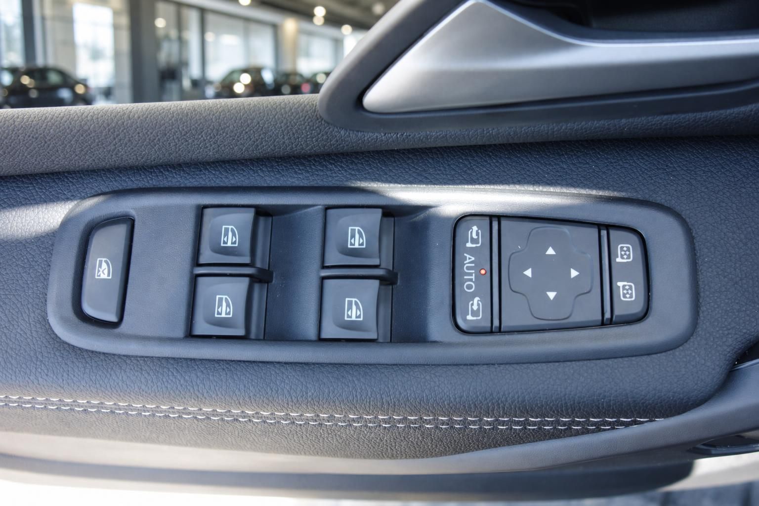 Fensterheber-Bedienfeld in Fahrzeugtür mit AUTO-Funktion und Spiegelverstellung