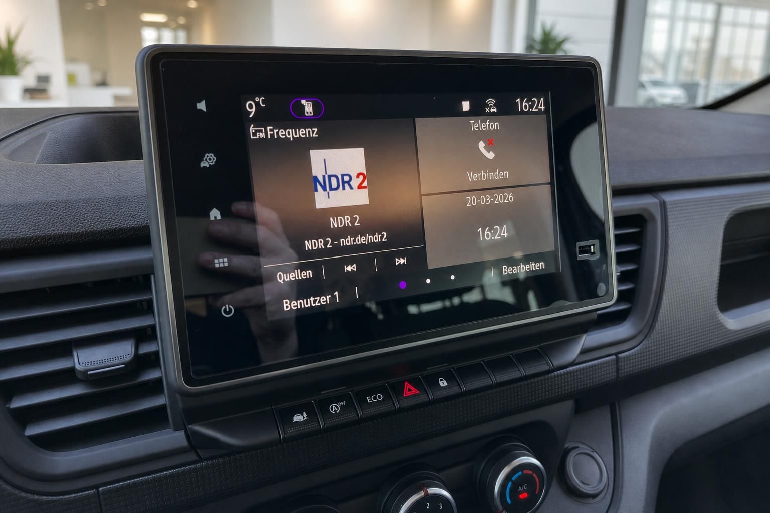 Fahrzeug Infotainment-System mit Radio NDR2 Display - Multimedia Bildschirm Detail