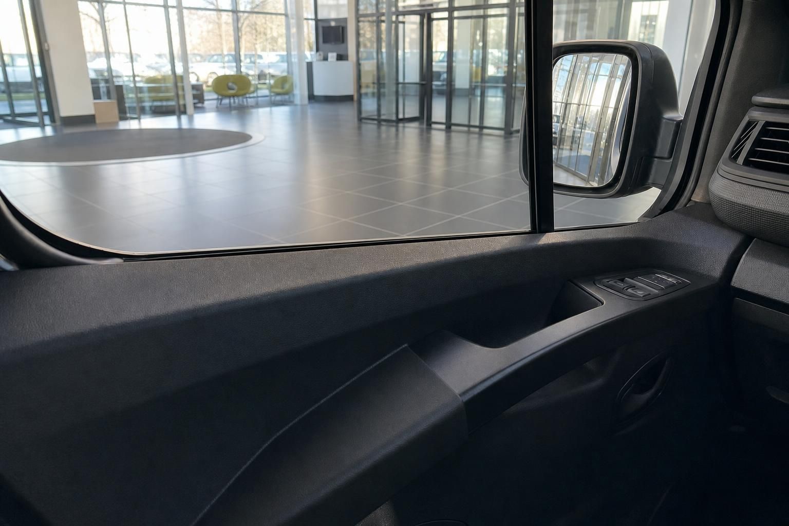 Auto Innenraum Detail mit Seitenspiegel und Fensterschaltern - Türverkleidung