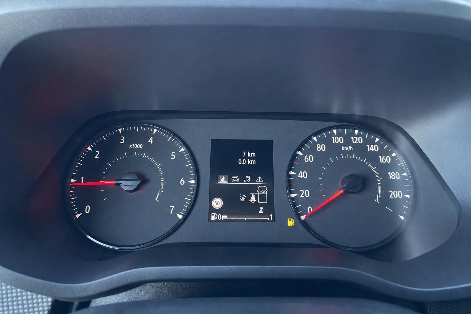 Fahrzeug Armaturenbrett mit Drehzahlmesser und Tachometer, Display zeigt 7 km Laufleistung