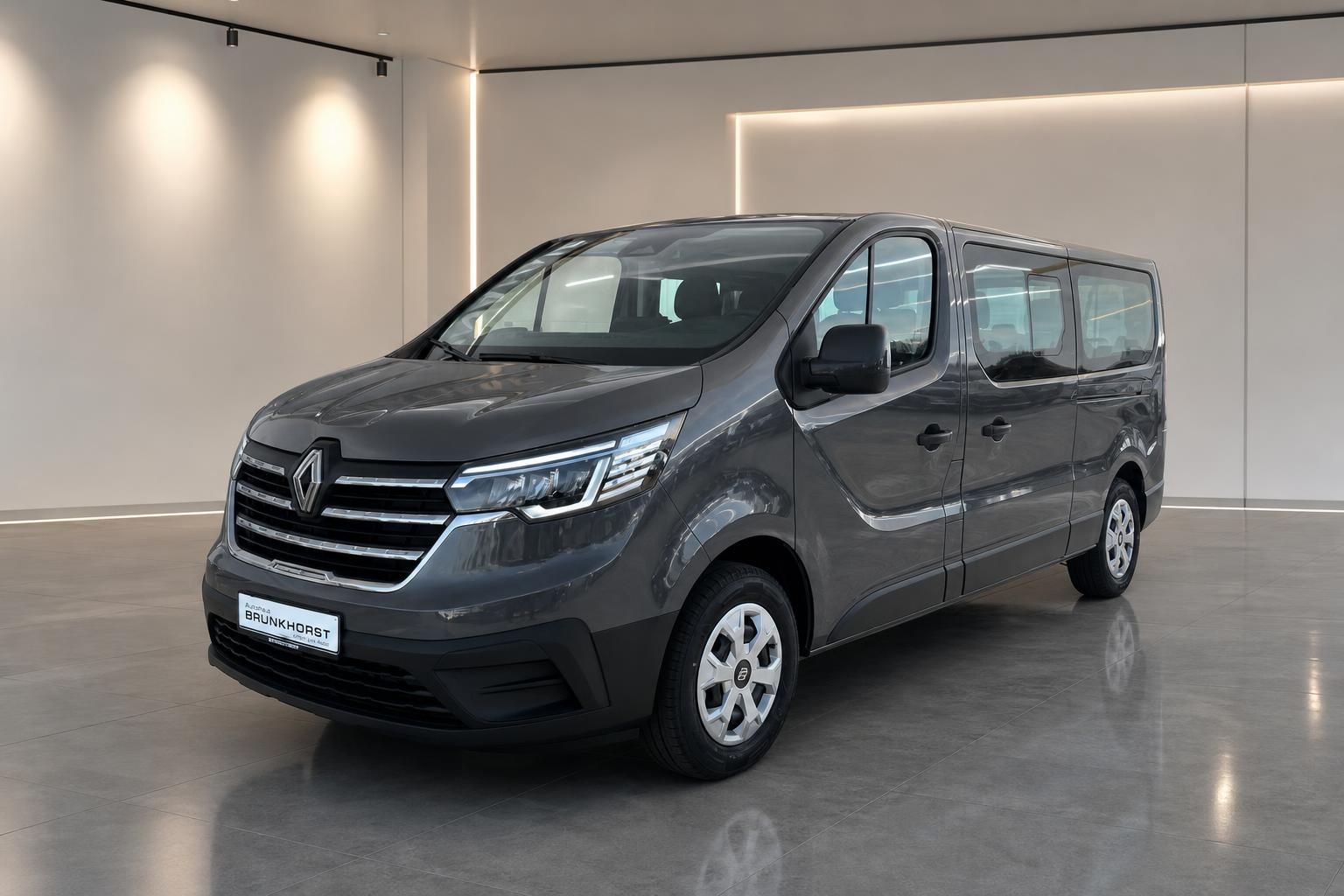 Renault Transporter grau - Seitenansicht des modernen Nutzfahrzeugs im Showroom