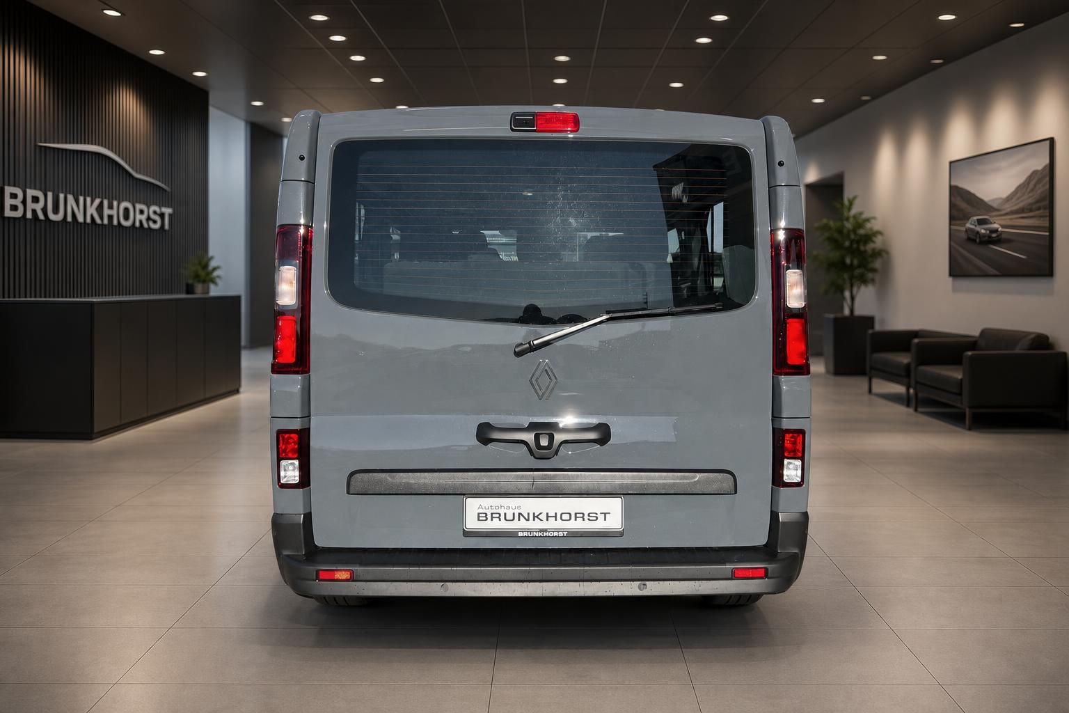 Renault Transporter grau - Heckansicht mit Heckklappe und Rücklichtern im Autohaus