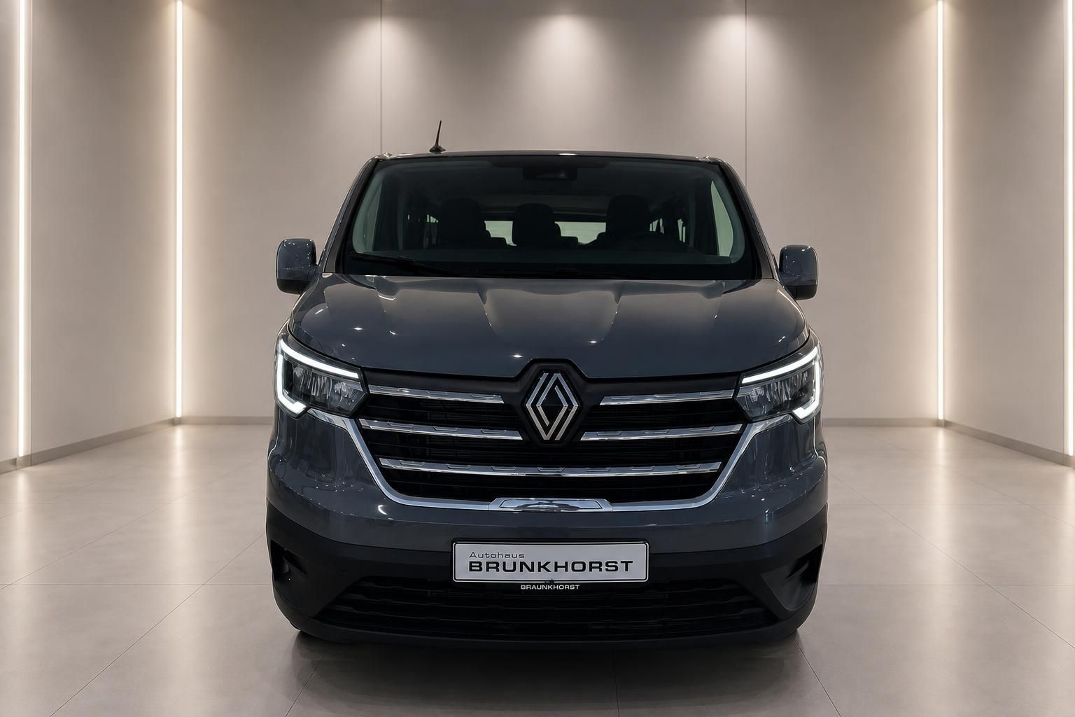 Renault Transporter grau - Frontansicht mit markanter Kühlergrille und LED-Scheinwerfern