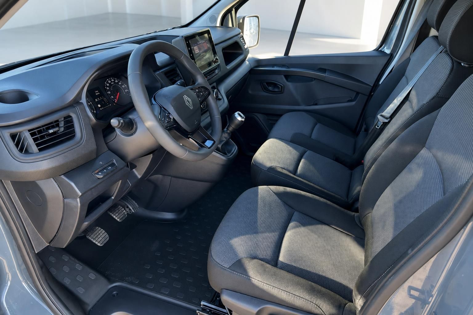 Renault Transporter - Innenraum mit Fahrersitz, Lenkrad und modernem Infotainment-System