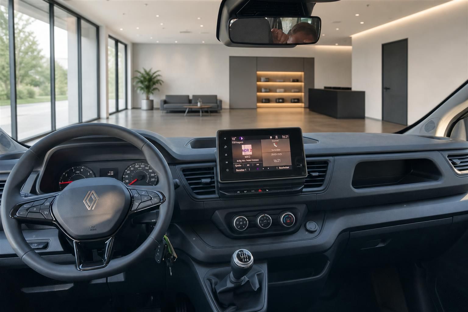 Auto Cockpit mit Renault Lenkrad und Infotainment-Display - Fahrerplatz Innenansicht