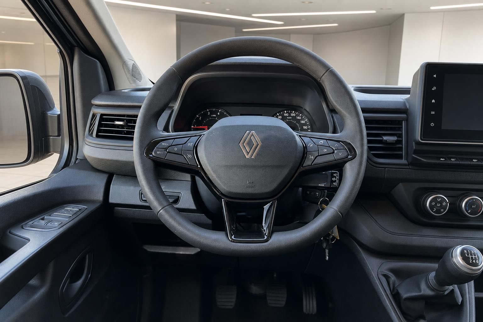 Renault Transporter - Cockpit mit Lenkrad, Armaturenbrett und zentralem Touchscreen-Display