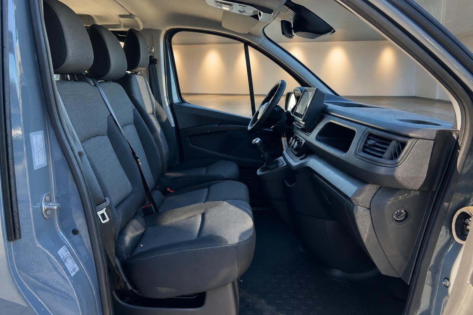 Fahrzeug Innenraum mit grauen Sitzen und Armaturenbrett - Sicht auf Beifahrerseite