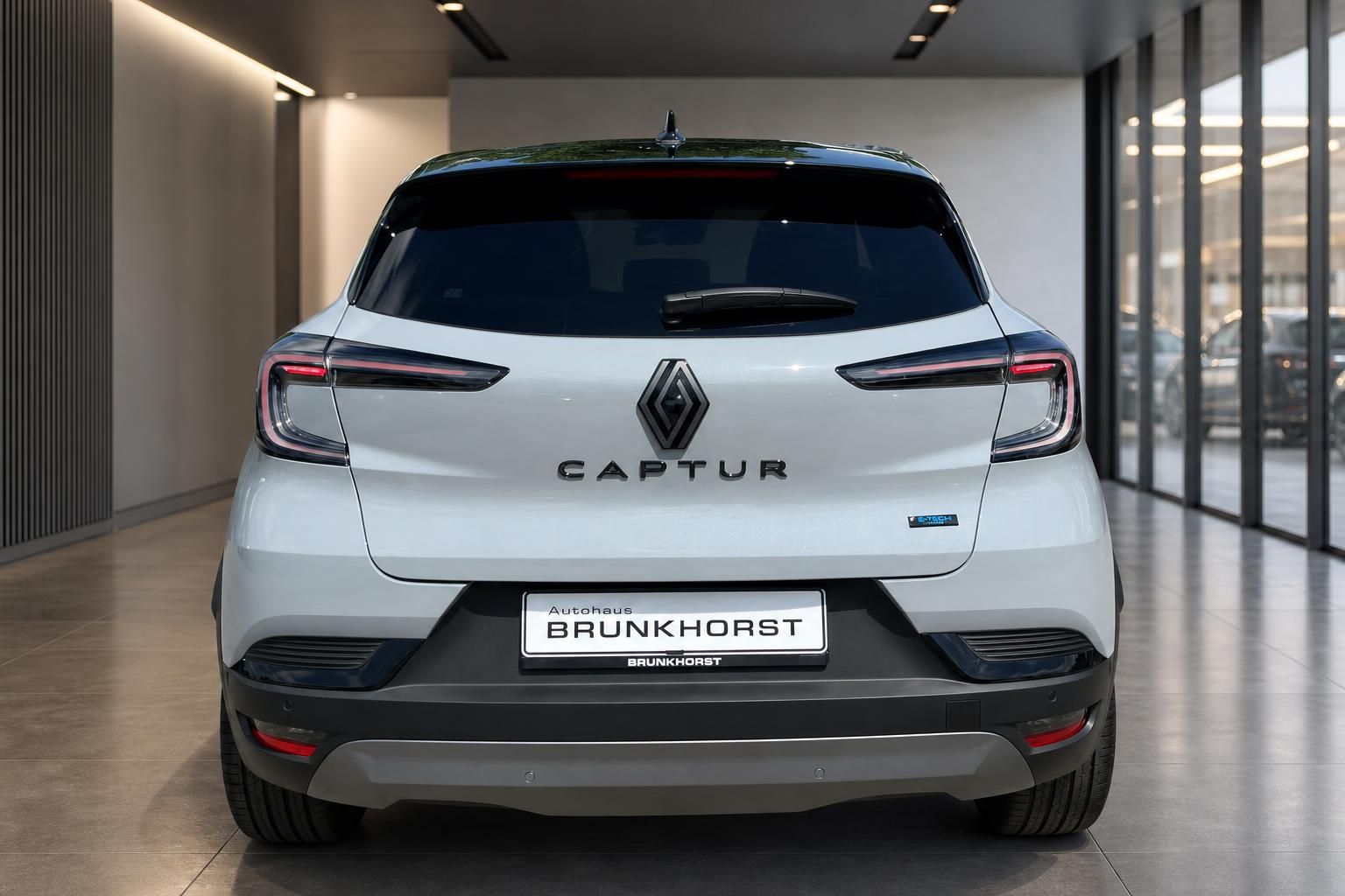 Renault Captur Heckansicht in weiß mit LED-Rückleuchten und Captur Schriftzug