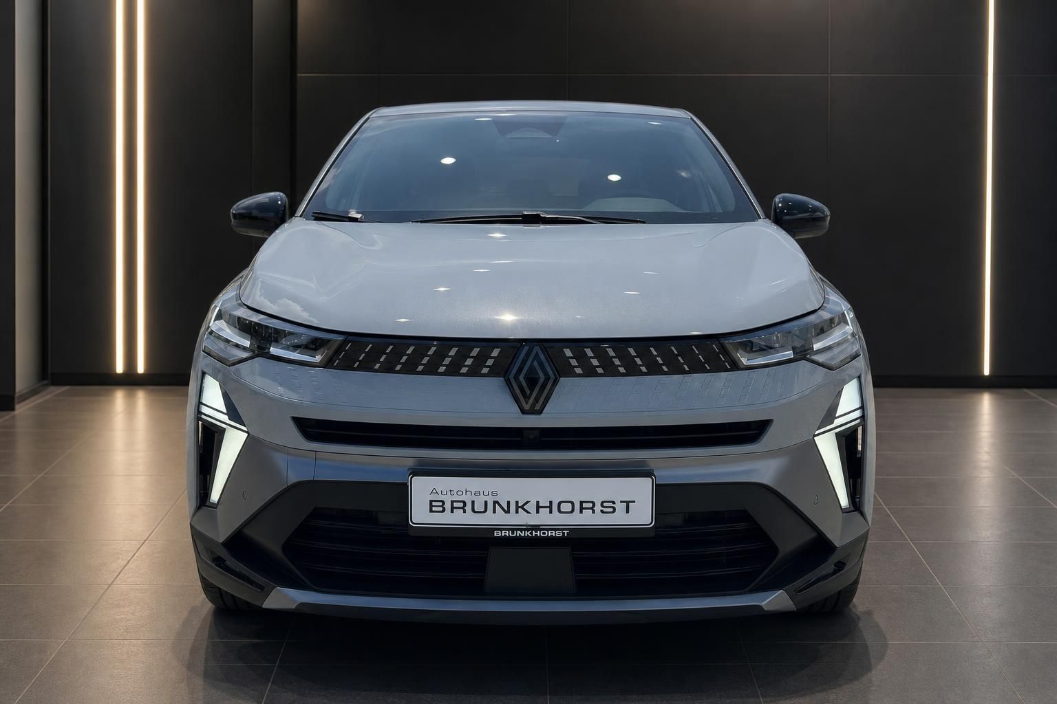 Renault Captur Frontansicht in silber mit charakteristischem Kühlergrill und LED-Scheinwerfern