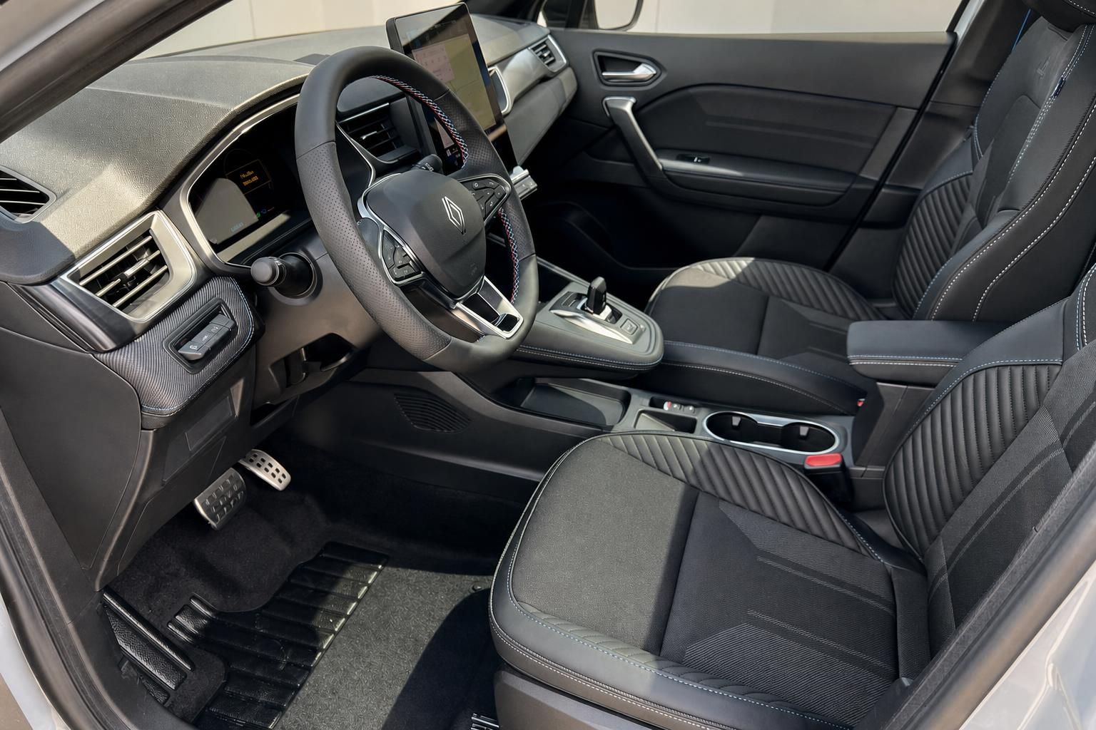 Renault Captur Innenraum mit schwarzer Ausstattung, Lenkrad und Mittelkonsole