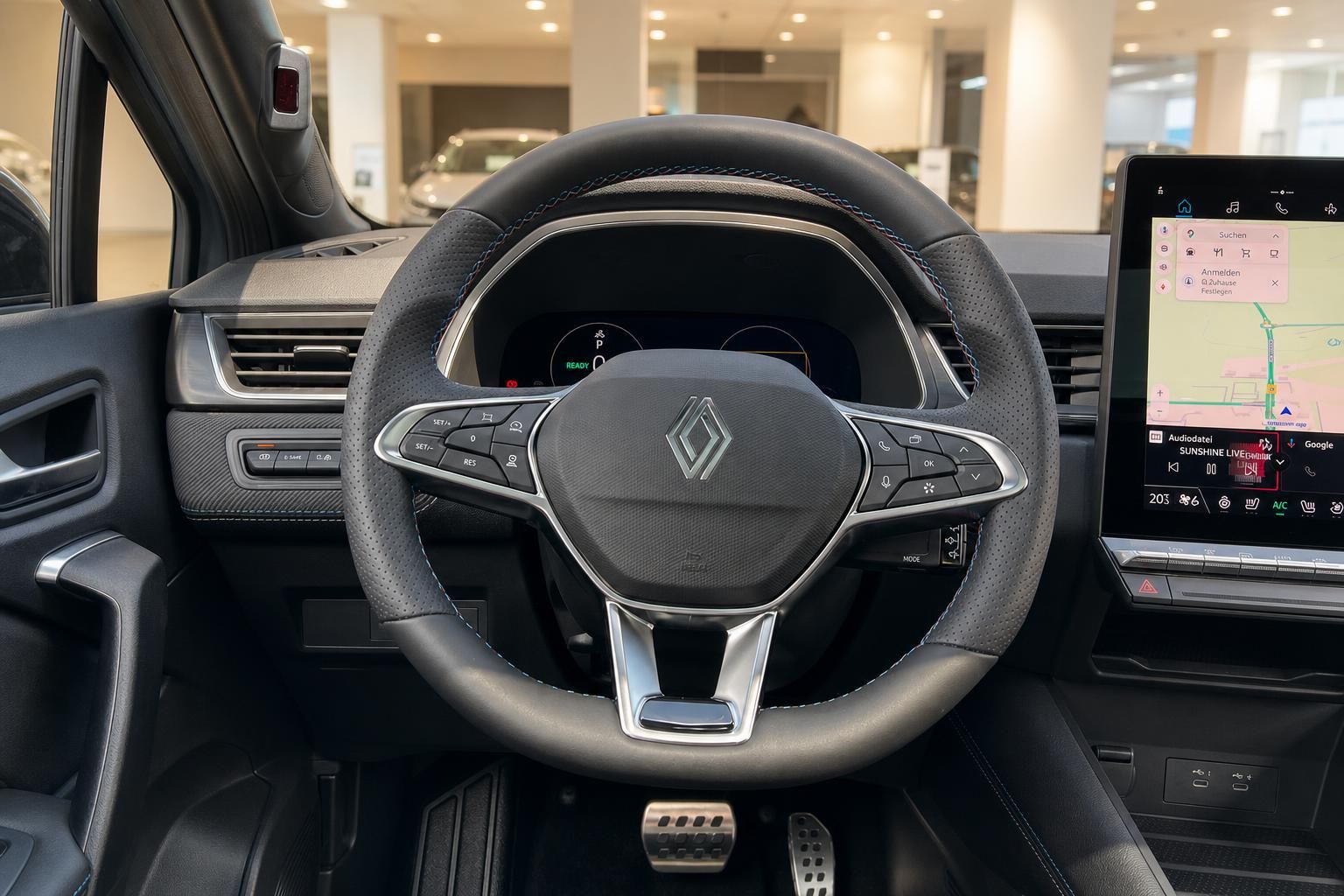 Renault Captur Cockpit mit Lenkrad, Armaturenbrett und Touchscreen-Display