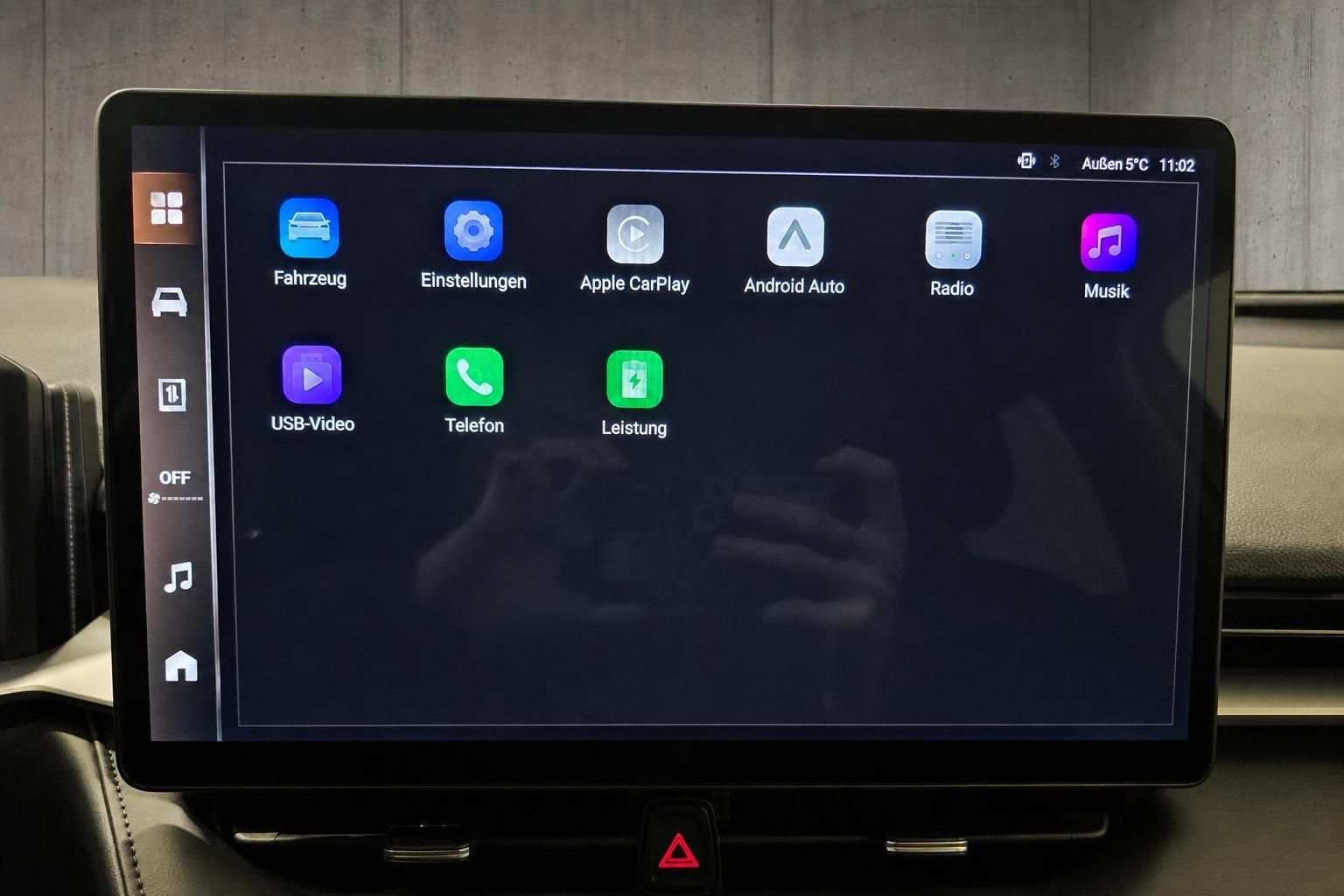 Infotainment Display mit App-Übersicht im Fahrzeuginnenraum