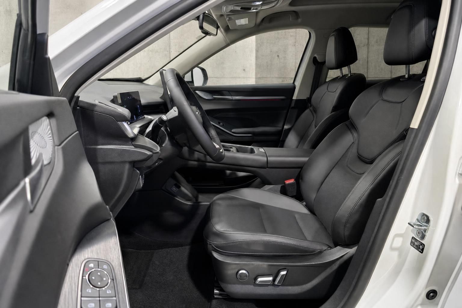 Vordersitze mit schwarzem Lederinterieur und Cockpit im weißen SUV