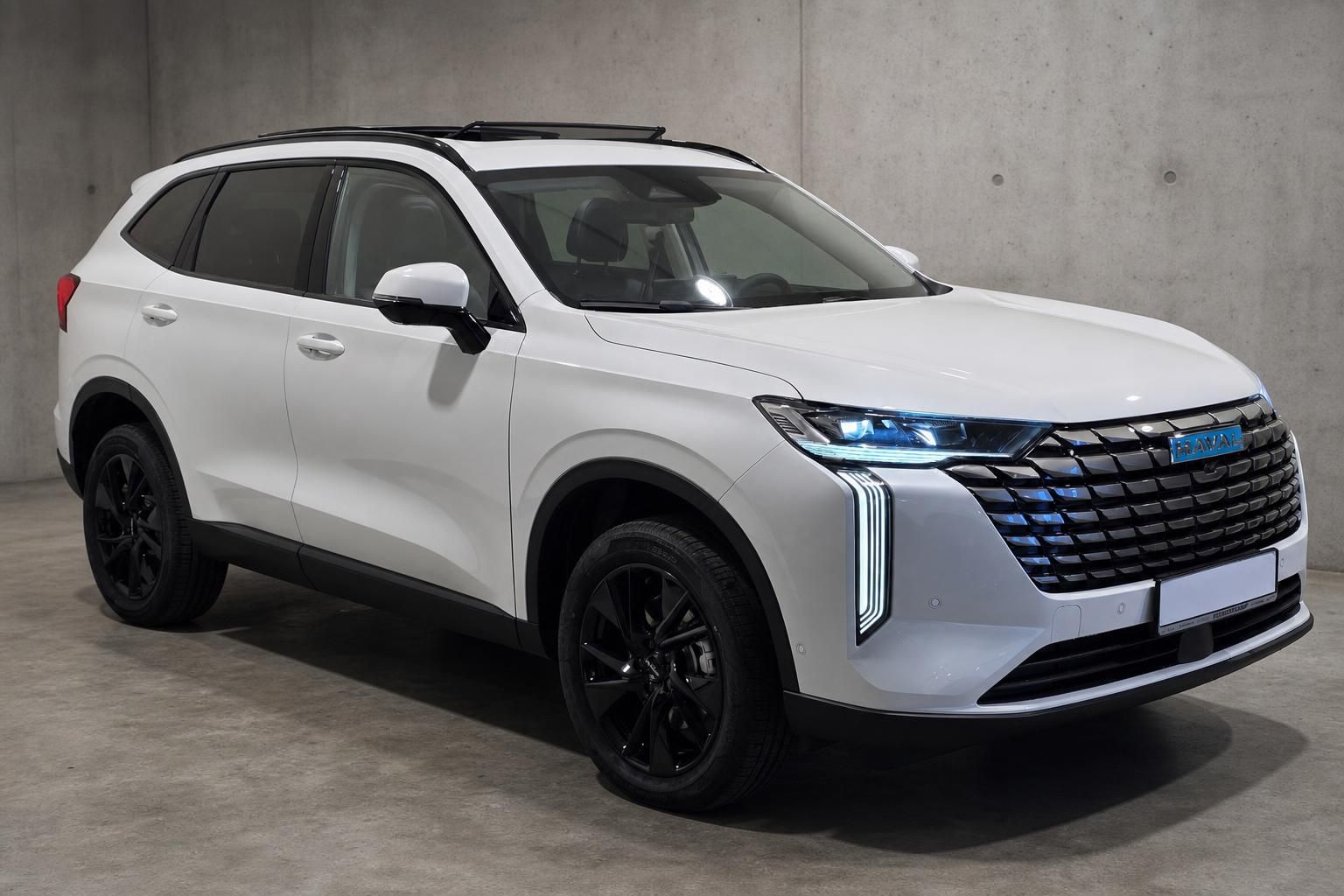 Haval SUV weiß Frontansicht seitlich im Studio