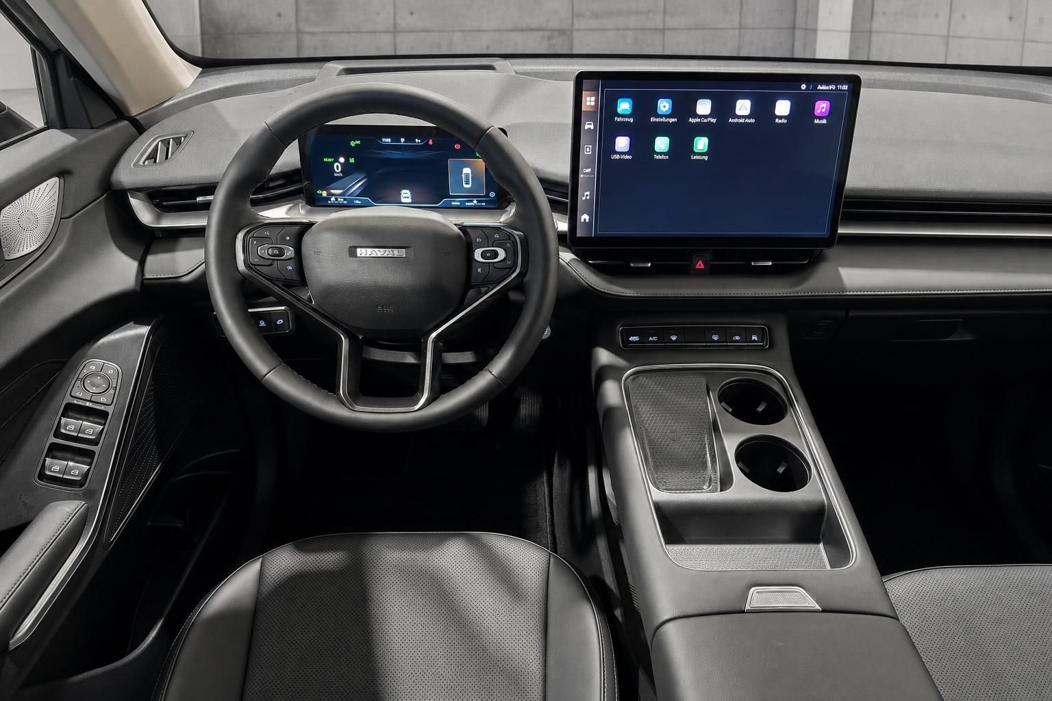 Haval Cockpit mit Lederlenkrad, Bildschirmen und Mittelkonsole im Detail