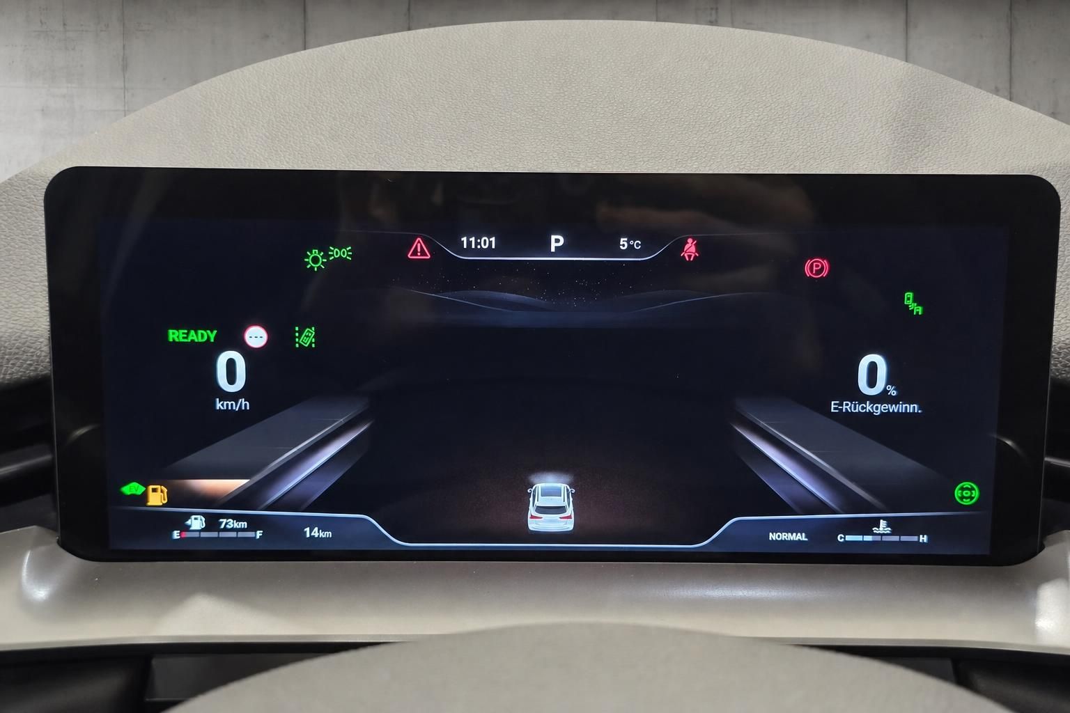 Digitales Kombiinstrument mit Fahrzeuganzeige im Cockpit