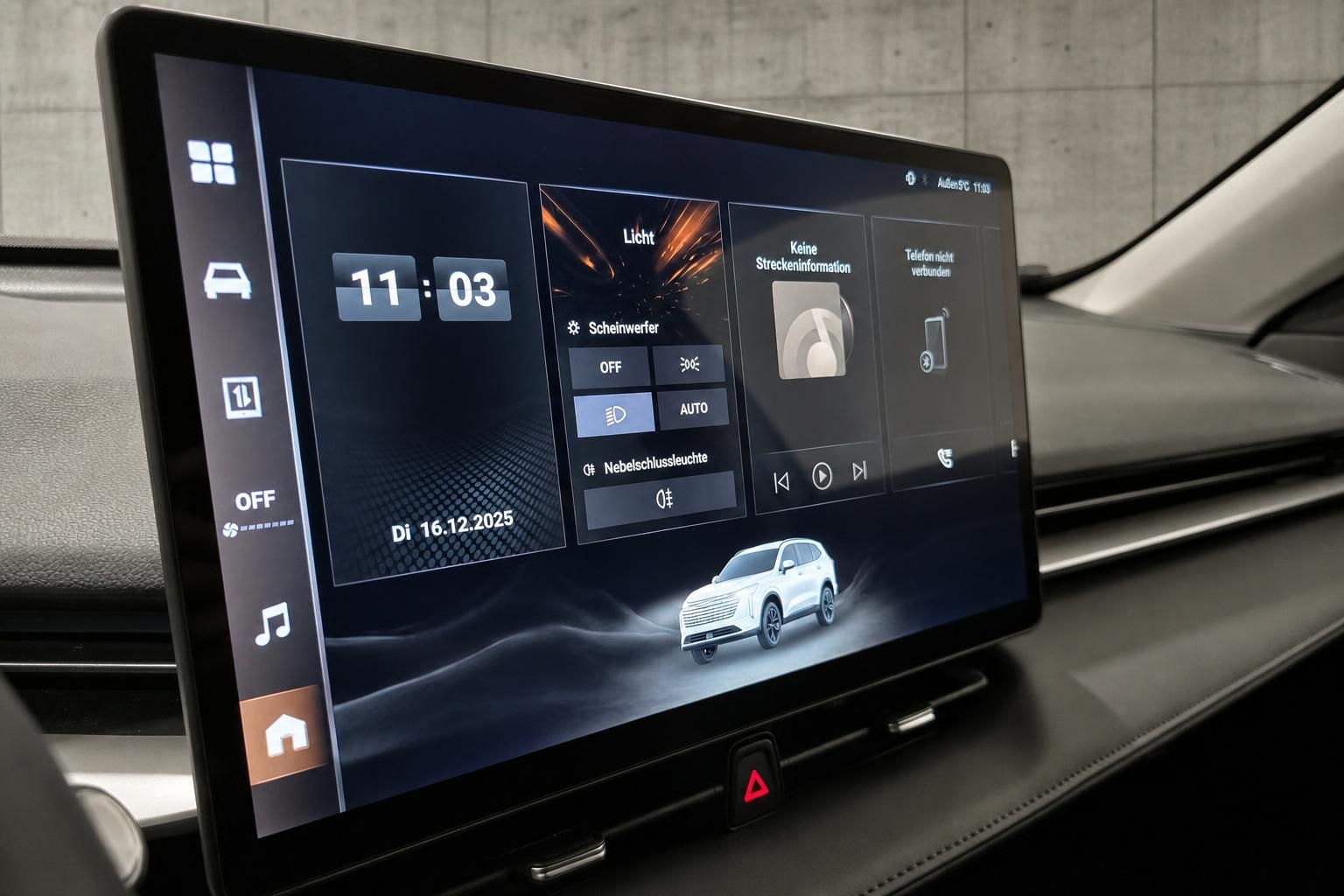 Infotainment Touchscreen mit Menü und Fahrzeuggrafik im Innenraum