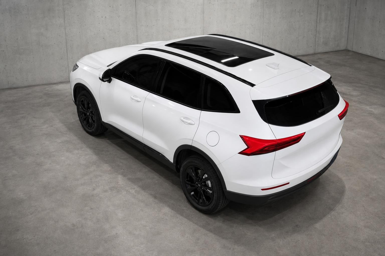 Weißes SUV Heckansicht von oben mit Panoramadach im Studio