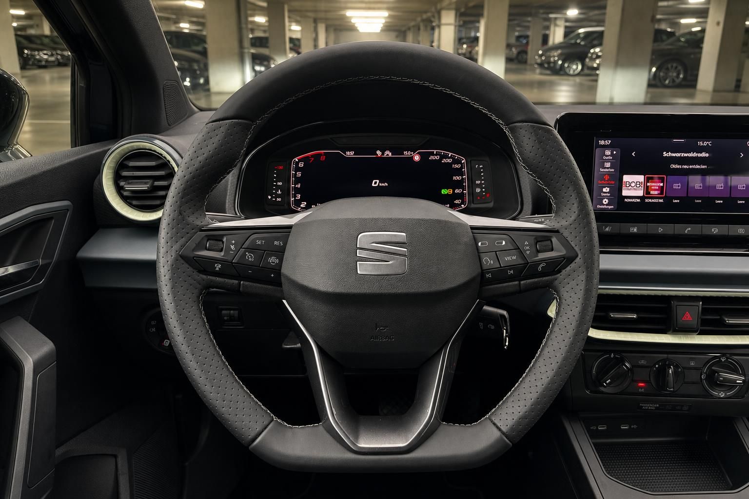 SEAT Innenraum Lenkrad mit digitalem Kombiinstrument und Touchscreen-Infotainment