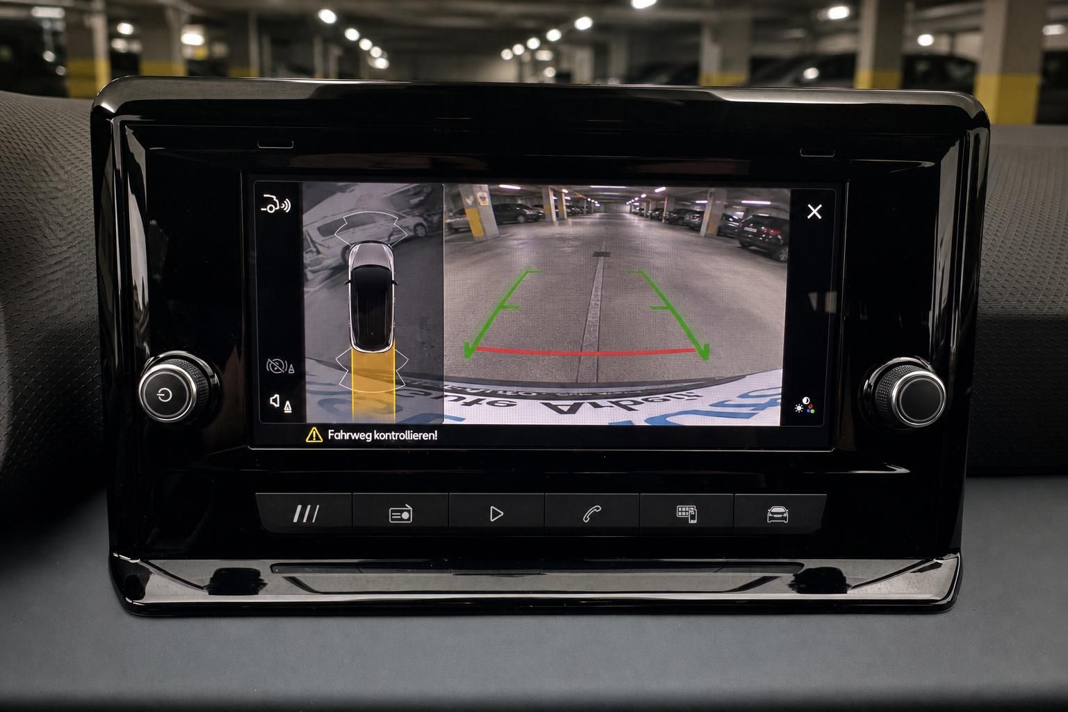 SEAT Infotainment-Display mit Rückfahrkamera und Parkassistent-Ansicht