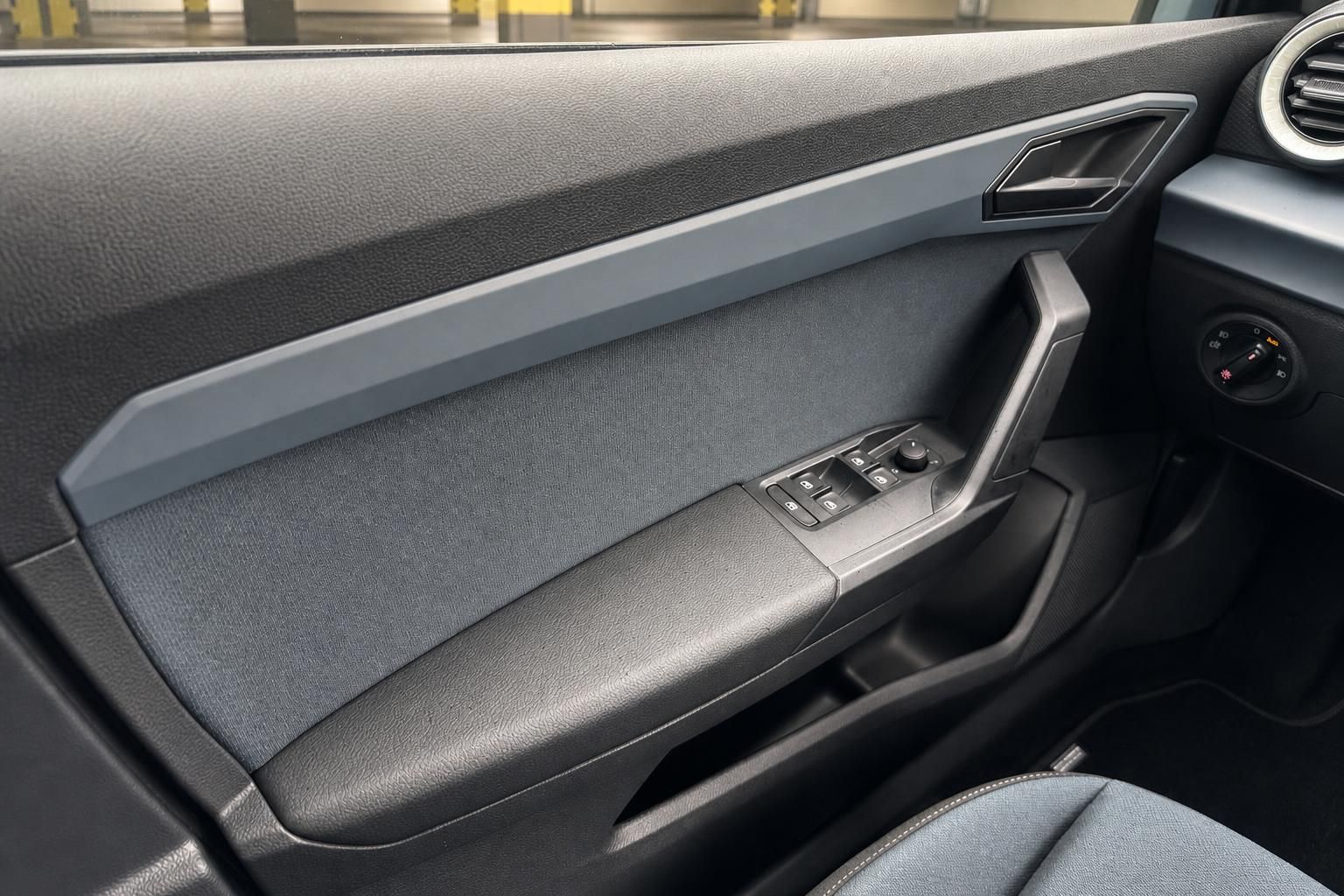 SEAT Fahrzeuginnenraum Fahrertür mit Fensterheberschaltern und Türverkleidung