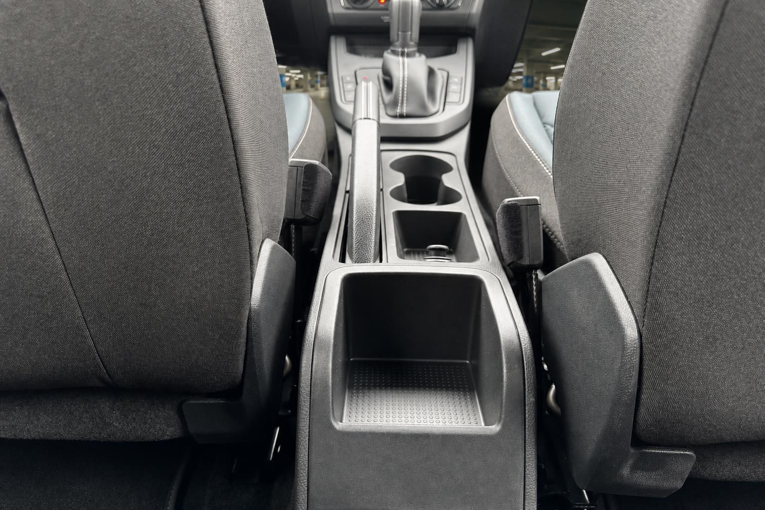 Fahrzeug Mittelkonsole mit Ablagefach, Getränkehaltern und Schaltknauf in der Detailansicht