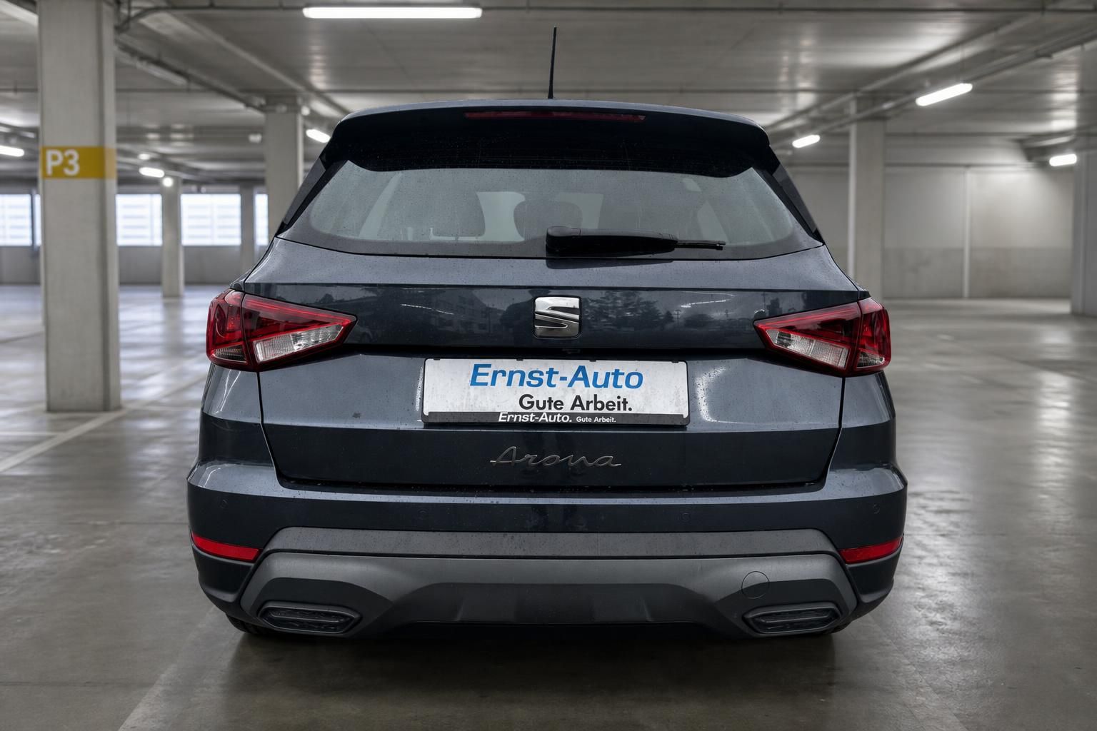 SEAT Arona grau Heckansicht gerade – Rückleuchten und Heckspoiler