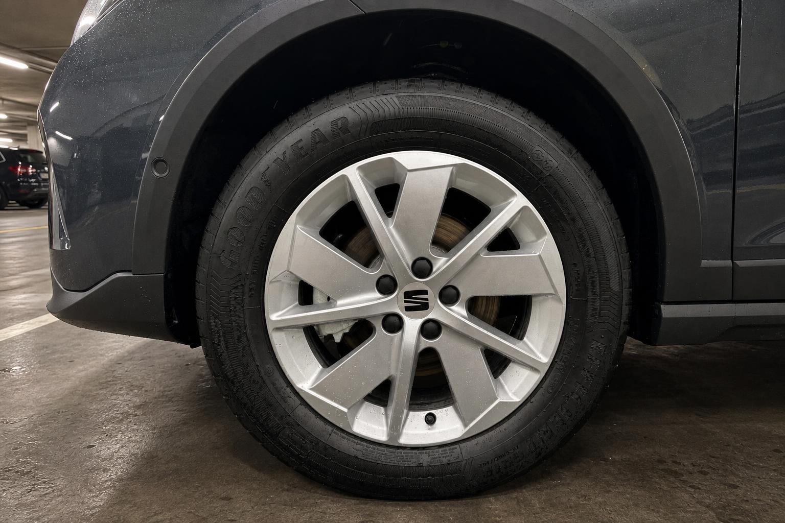 SEAT Fahrzeug Alufelge mit Goodyear Reifen in der Detailansicht im Parkhaus