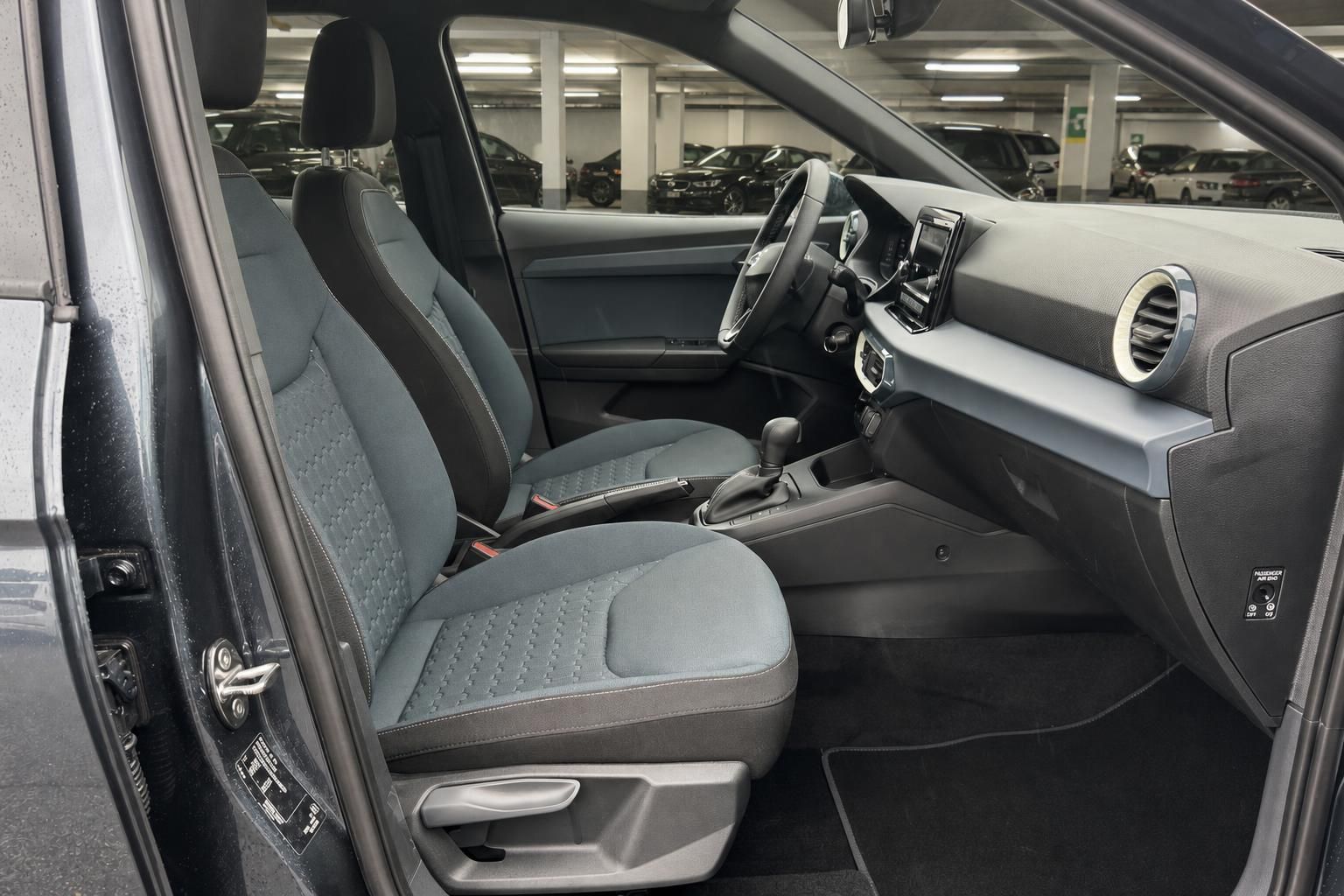 SEAT Arona Innenraum – Vordersitze, Lenkrad, Schaltgetriebe und Armaturenbrett