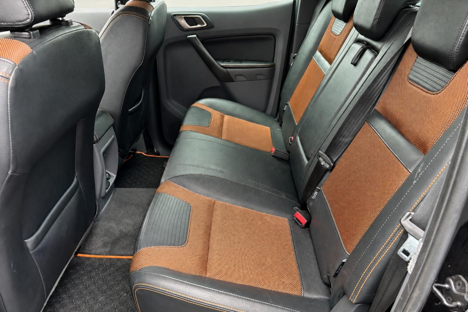 Ford Ranger Wildtrak Rueckbank Innenraum mit brauner Lederpolsterung