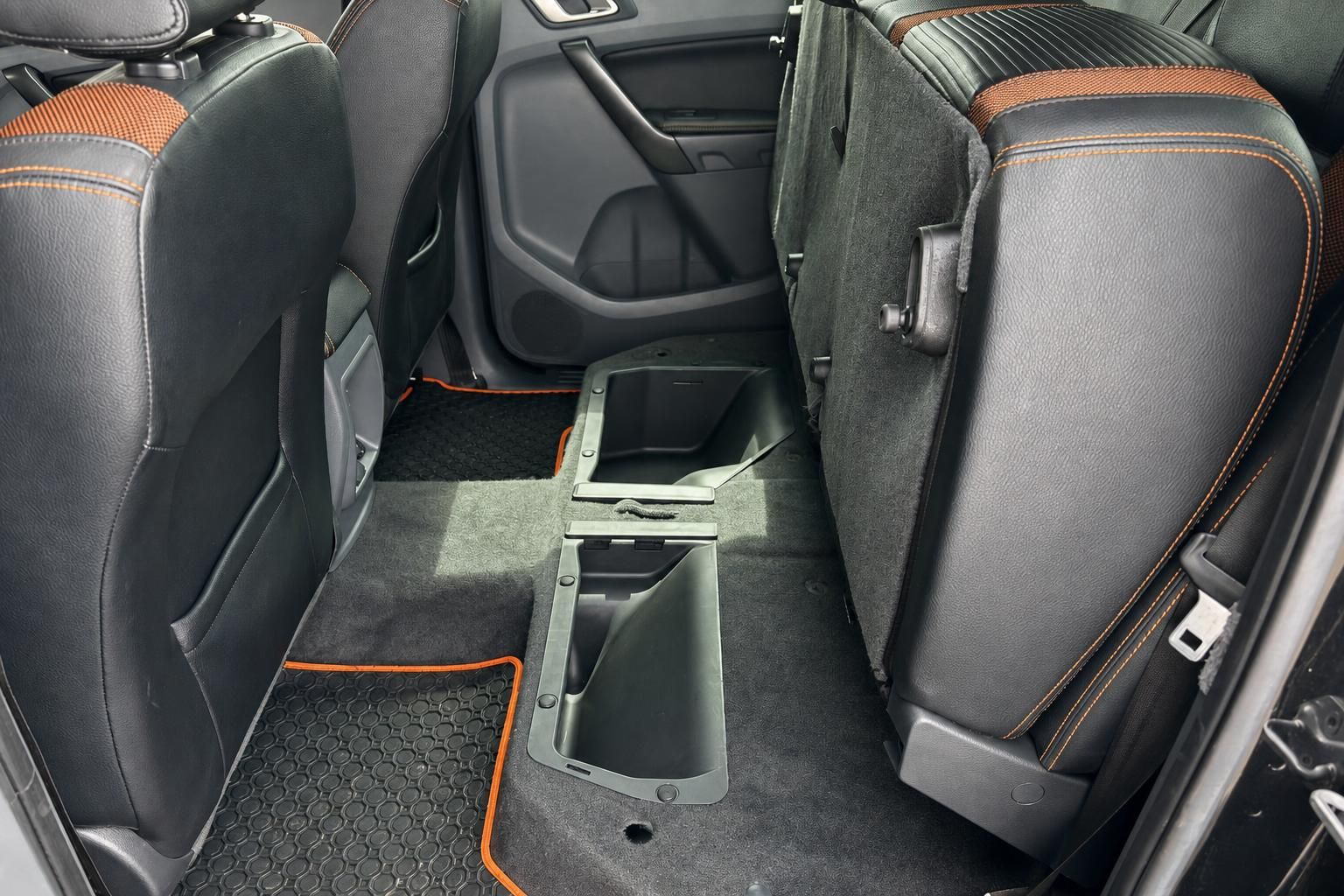 Fond-Innenraum mit Sitzen und Ablagefaechern im Ford Ranger