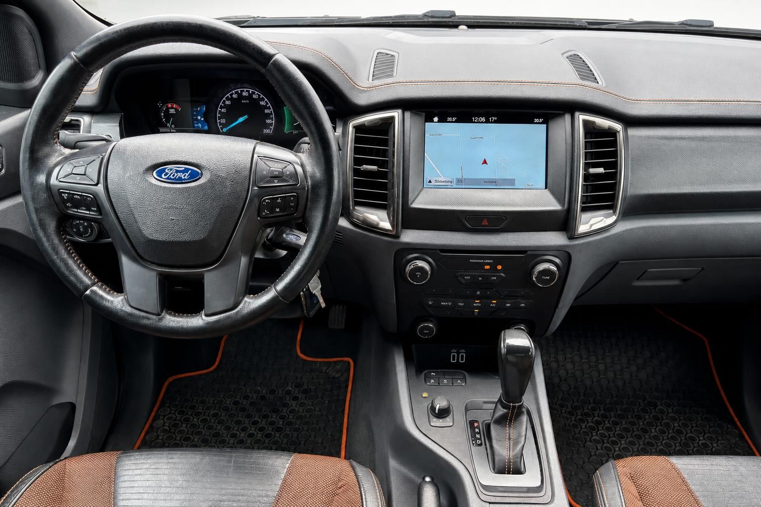 Cockpit mit Lenkrad und Navigationsdisplay im Ford Ranger