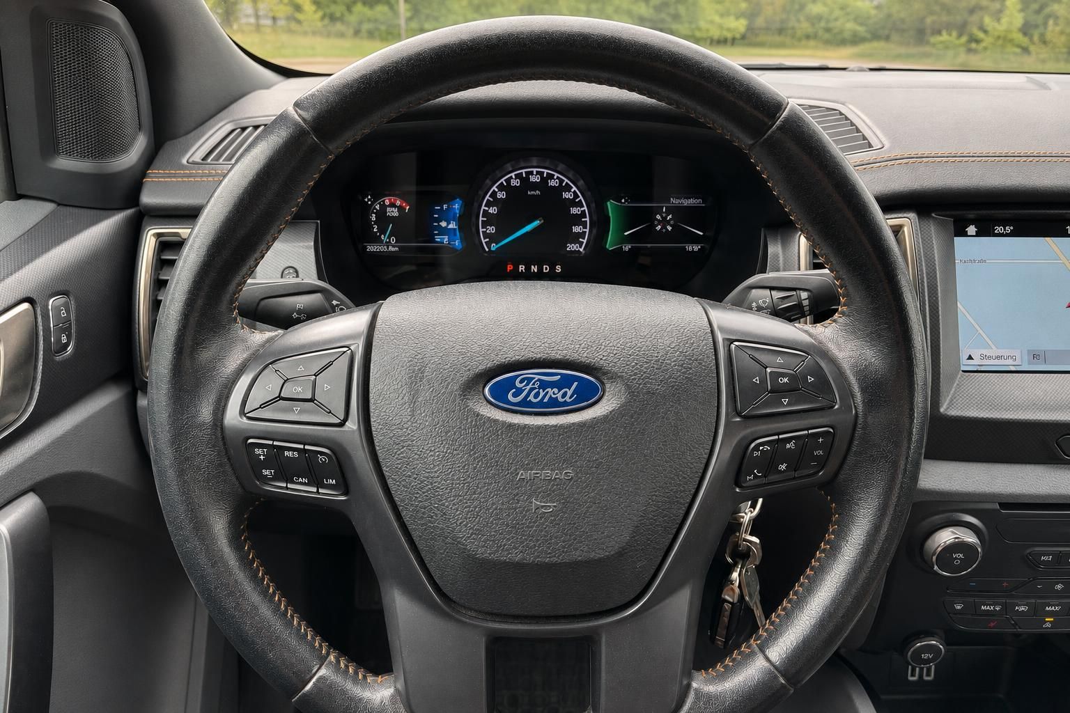 Lenkrad mit Tachoanzeige und Ford Logo im Innenraum