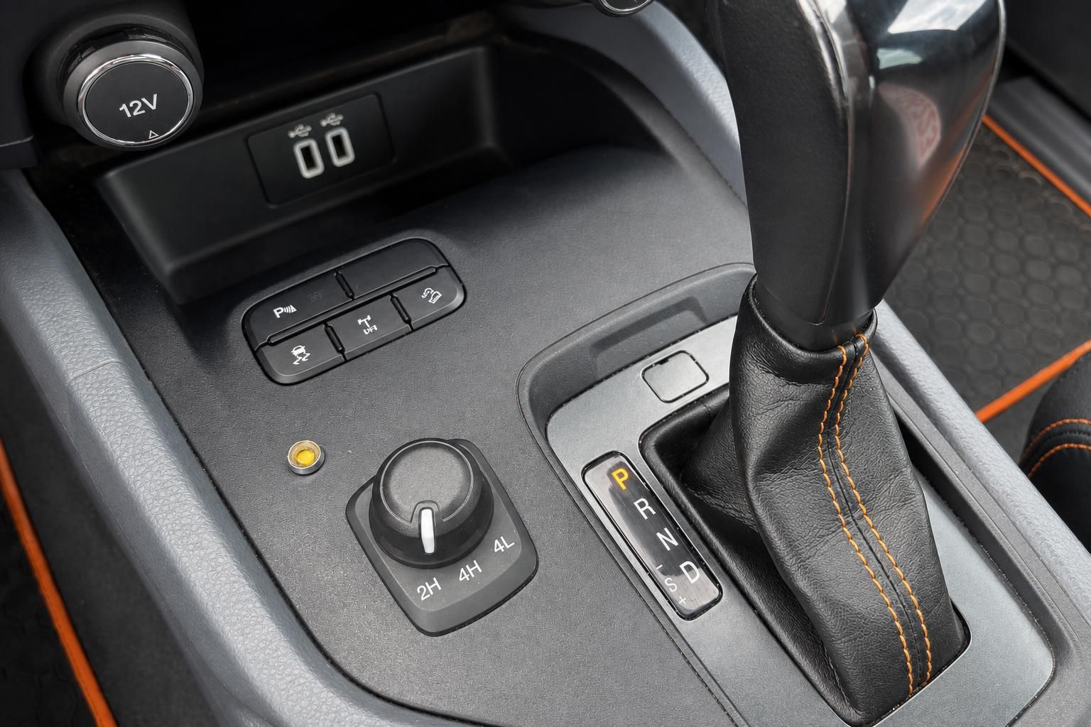 Mittelkonsole mit Schalthebel und Allrad-Drehregler im Ford Ranger