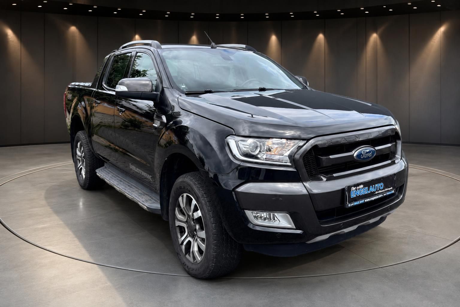 Ford Ranger Wildtrak schwarz Frontansicht Pickup 4x4 mit Trittbrettern