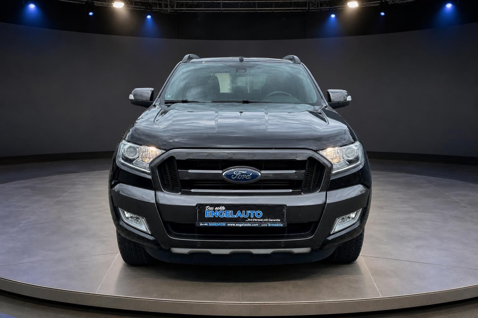 Ford Ranger schwarz Frontansicht Pickup mit Kühlergrill und Ford Logo