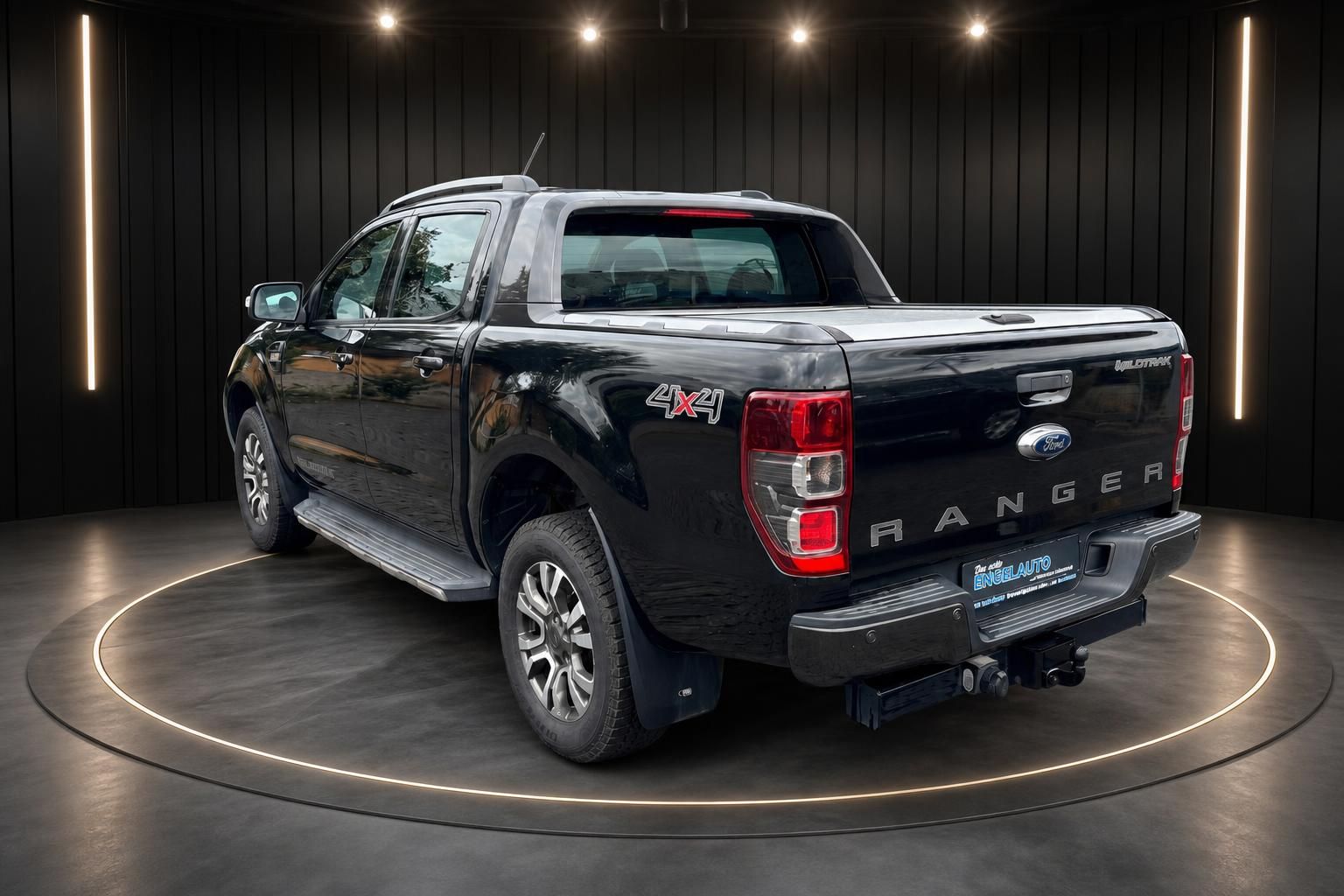 Ford Ranger Wildtrak 4x4 schwarz Heckansicht Pickup mit Anhängerkupplung