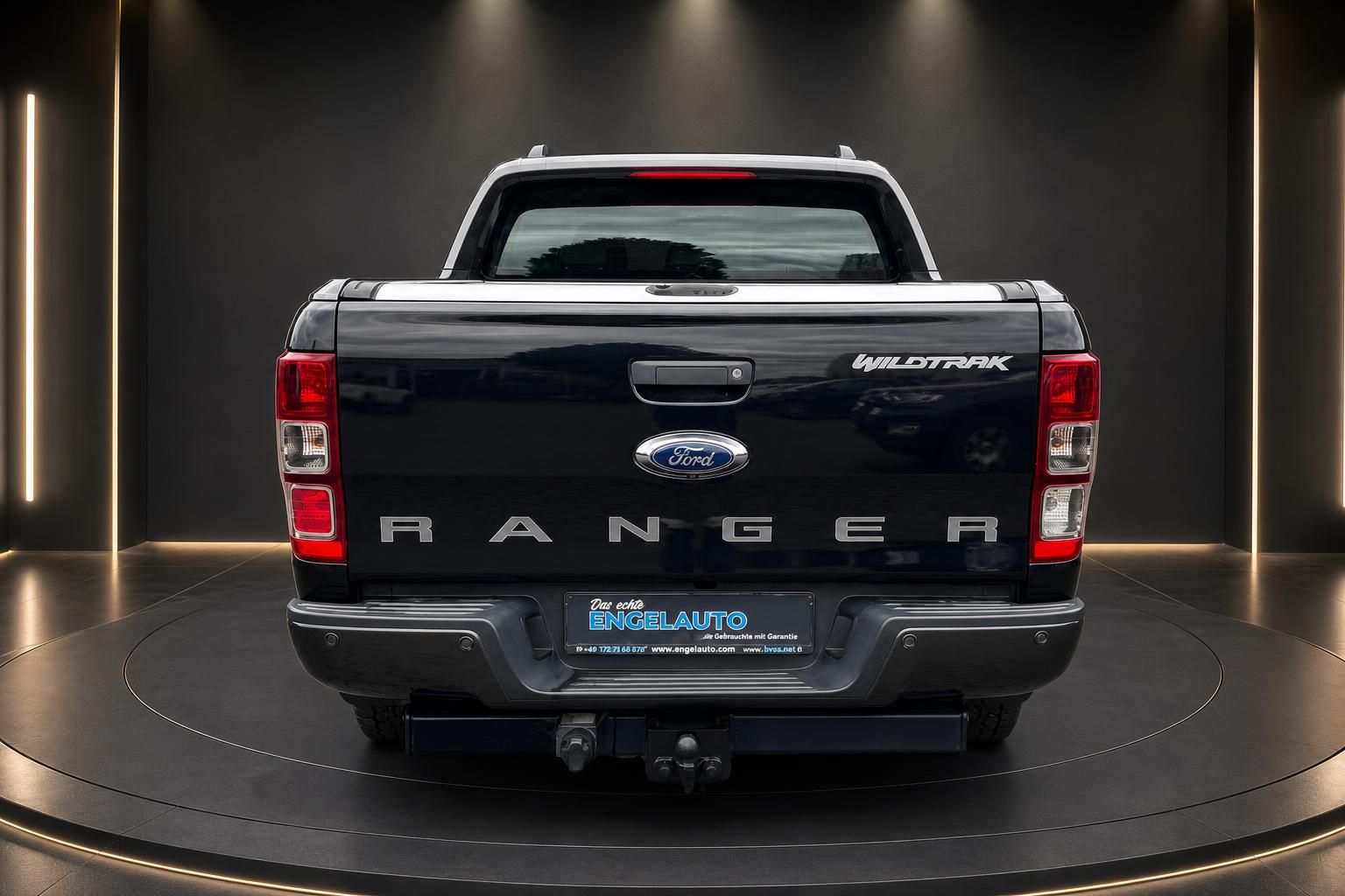 Ford Ranger Wildtrak schwarz Heckansicht mit Anhaengerkupplung im Studio