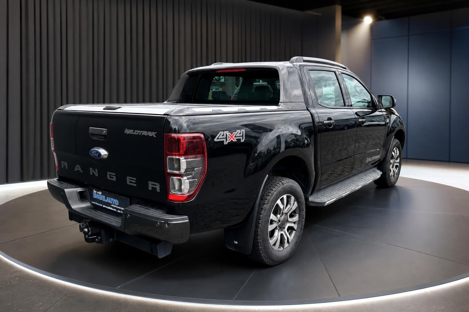 Ford Ranger Wildtrak 4x4 schwarz Heck-Seitenansicht im Ausstellungsraum