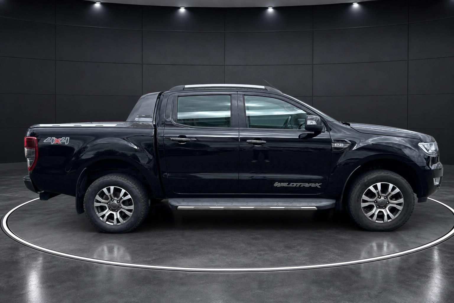 Ford Ranger Wildtrak 4x4 schwarz Seitenansicht Pickup mit Trittbrettern