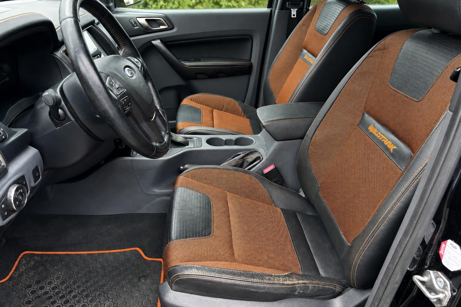 Ford Ranger Wildtrak Innenraum Vordersitze mit Lederpolster in Braun-Schwarz